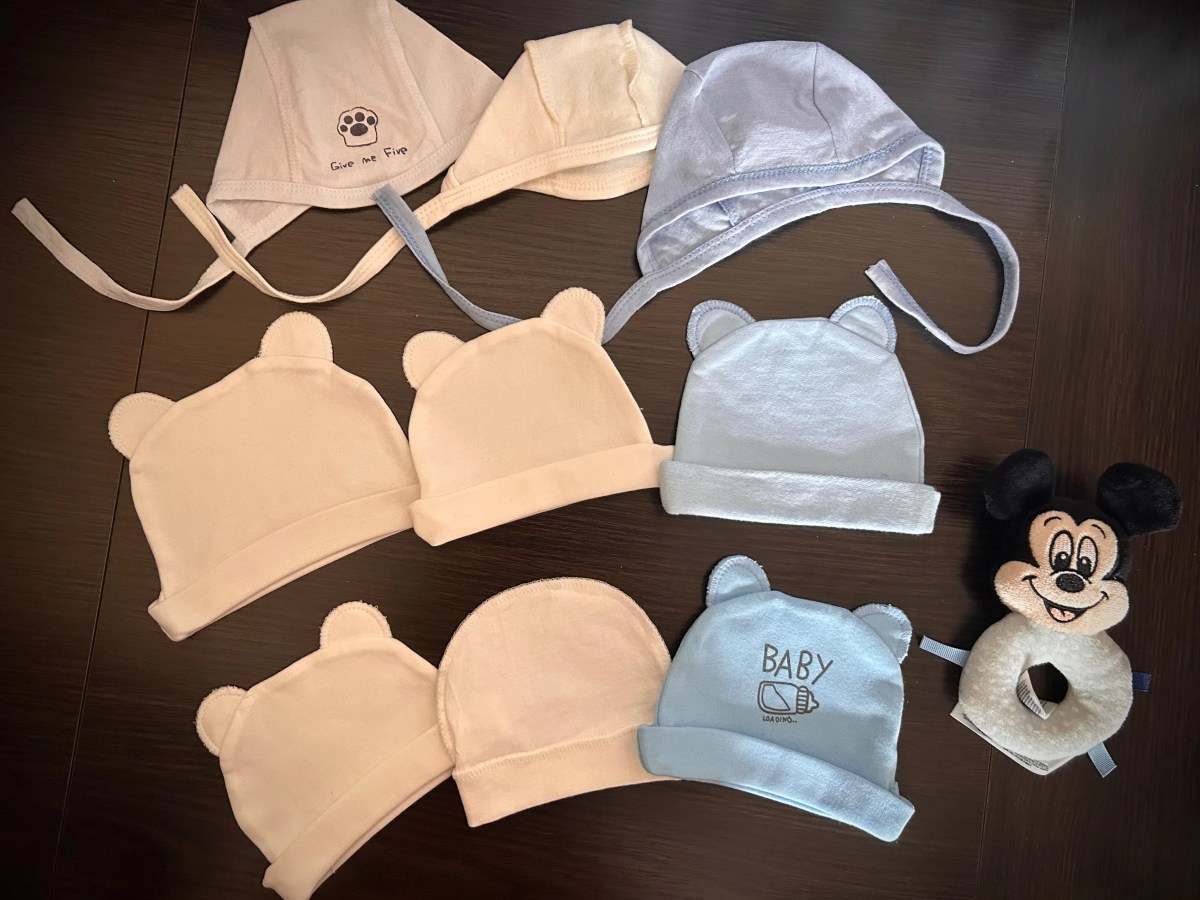 Британські благодійники призупинили постачання шапочок для українських немовлят