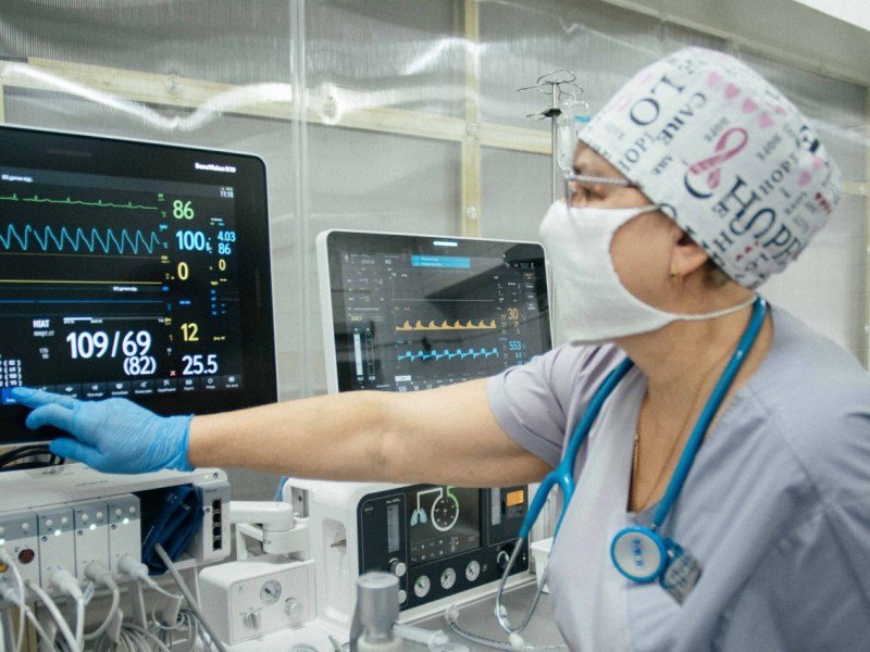 ВООЗ та благодійний фонд зі Саудівської Аравії доставили медичне обладнання у лікарні прифронтових регіонів України